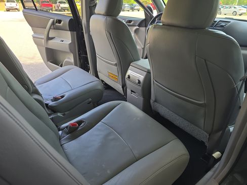 Used 2011 Toyota Highlander SE w/ Tow Pkg FWD image 11