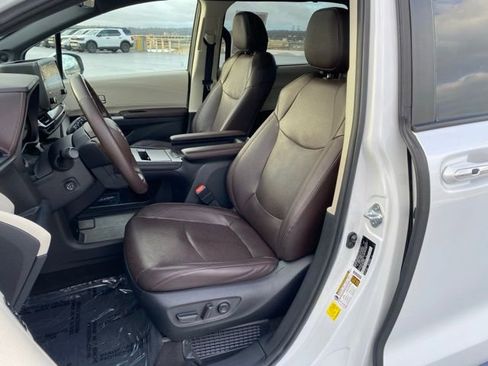 Used 2022 Toyota Sienna Platinum image 19