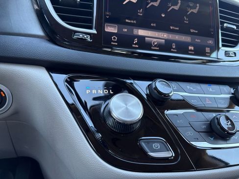 Used 2024 Chrysler Pacifica Touring-L image 28