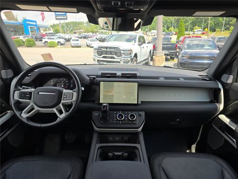Used 2024 Land Rover Defender 130 X-Dynamic SE AWD/4WD image 17