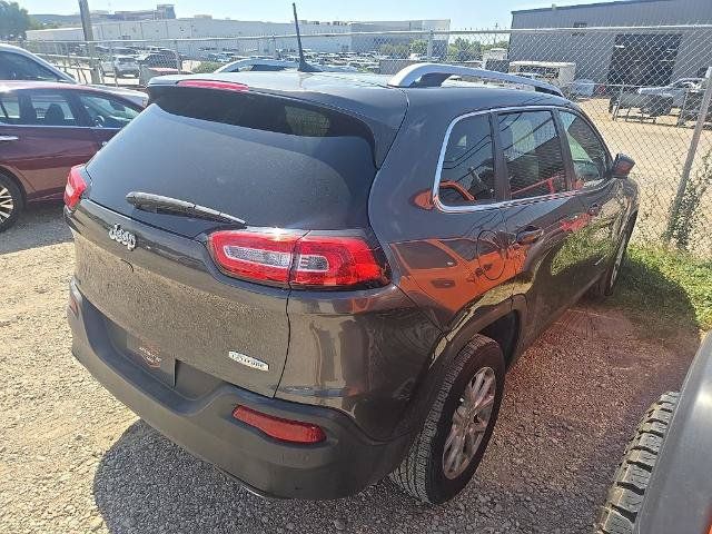 Used 2017 Jeep Cherokee Latitude w/ Comfort & Sound Group FWD image 3
