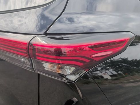 Used 2022 Toyota Highlander XLE FWD image 11