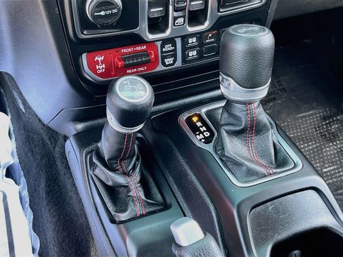 Used 2021 Jeep Wrangler Unlimited Rubicon AWD/4WD image 16