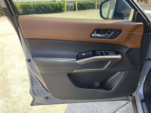 Used 2024 Nissan Pathfinder Platinum FWD image 15