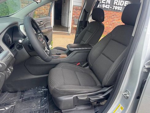 Used 2017 GMC Acadia SLE image 11