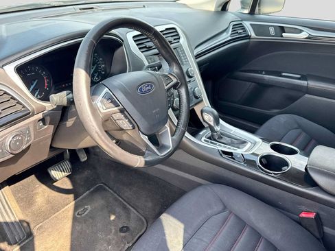 Used 2013 Ford Fusion SE FWD image 2