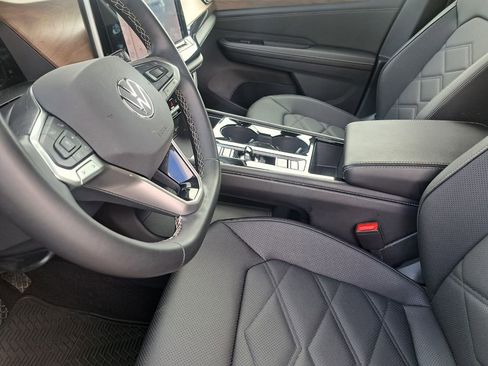 Used 2025 Volkswagen Atlas SE image 19