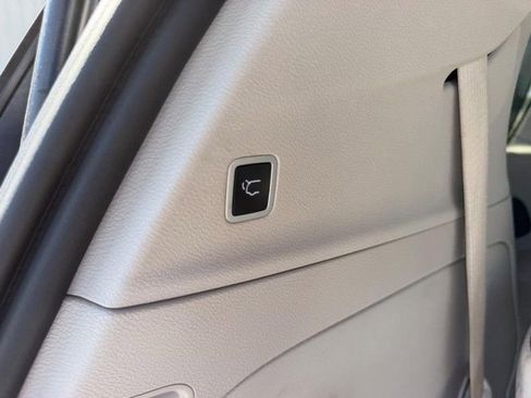 Used 2020 Chrysler Pacifica Limited FWD image 6