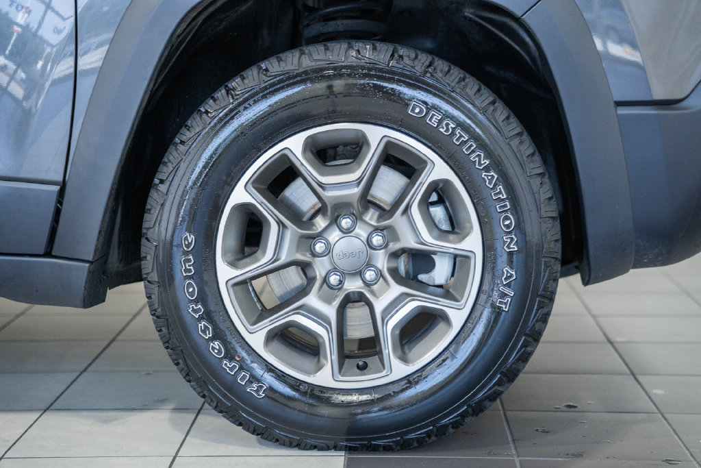 Used 2022 Jeep Cherokee Trailhawk w/ Premium Leather Package AWD/4WD image 19