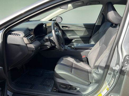 Used 2025 Toyota Camry XLE image 11