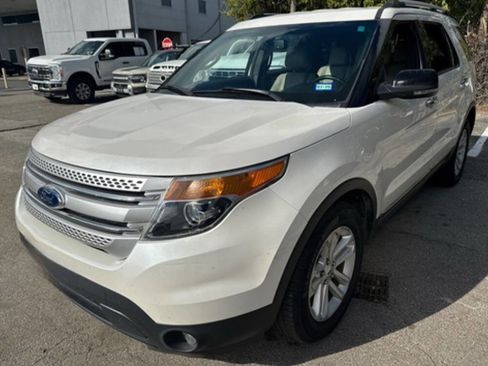 Used 2015 Ford Explorer XLT w/ Equipment Group 202B image 3