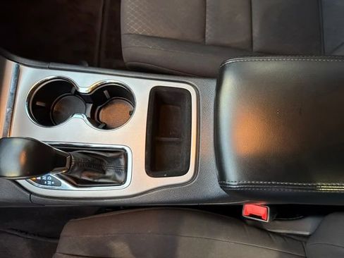 Used 2019 Jeep Grand Cherokee Laredo w/ 18" Wheel & 8.4" Radio Group image 29