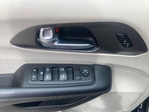 Used 2023 Chrysler Pacifica Touring-L FWD image 21
