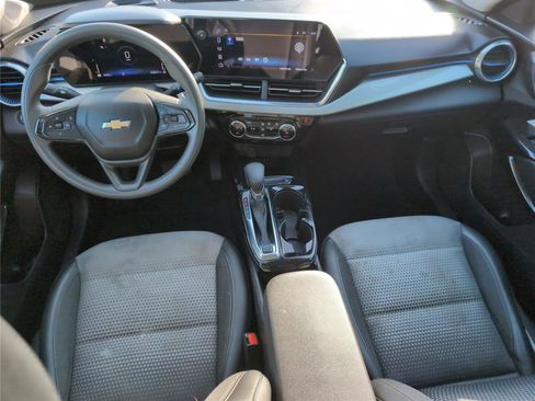 Used 2025 Chevrolet Trax LT FWD image 28