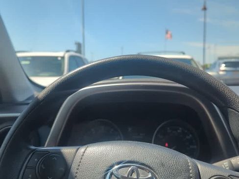 Used 2017 Toyota RAV4 LE AWD/4WD image 10