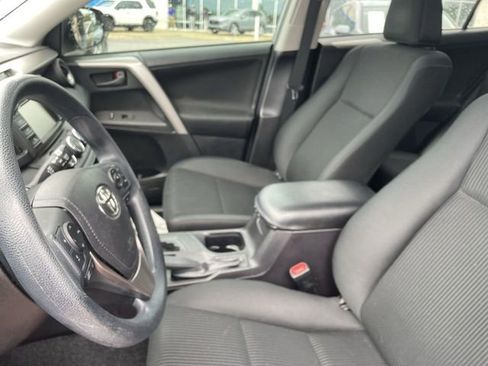 Used 2018 Toyota RAV4 LE FWD image 10