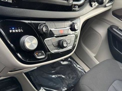Used 2022 Chrysler Voyager LX FWD image 15