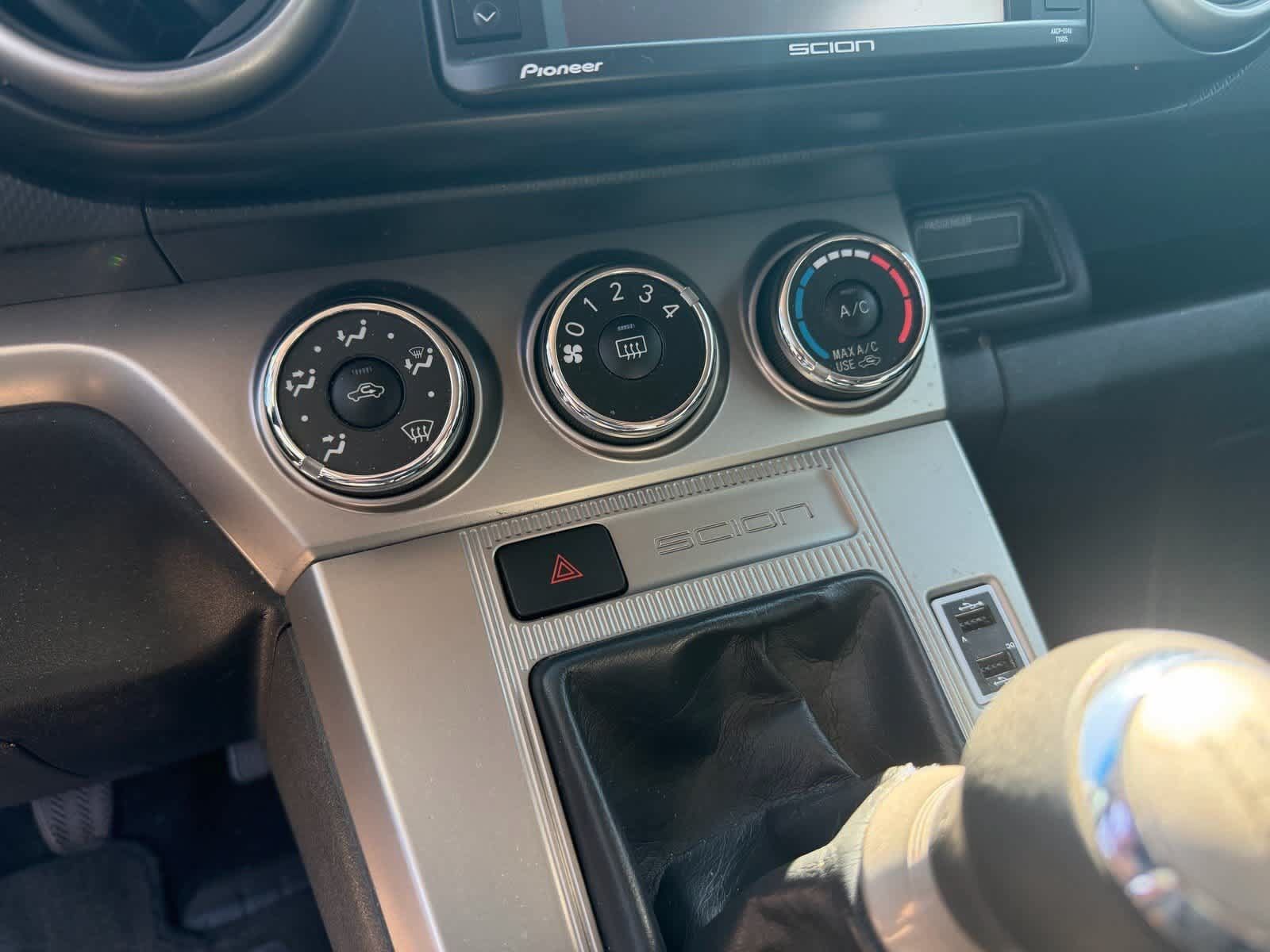 Used 2014 Scion xB FWD image 8