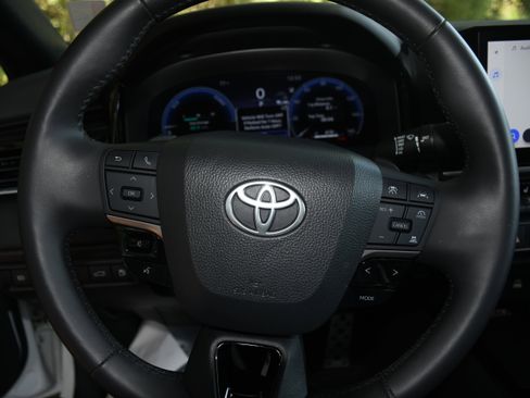Used 2025 Toyota Camry LE image 13