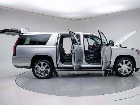 Used 2019 Cadillac Escalade ESV Luxury image 29