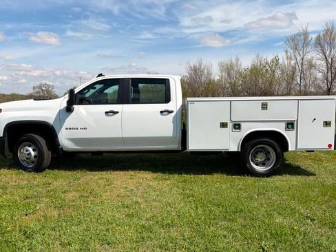 Used 2025 Chevrolet Silverado 3500 W/T AWD/4WD image 2