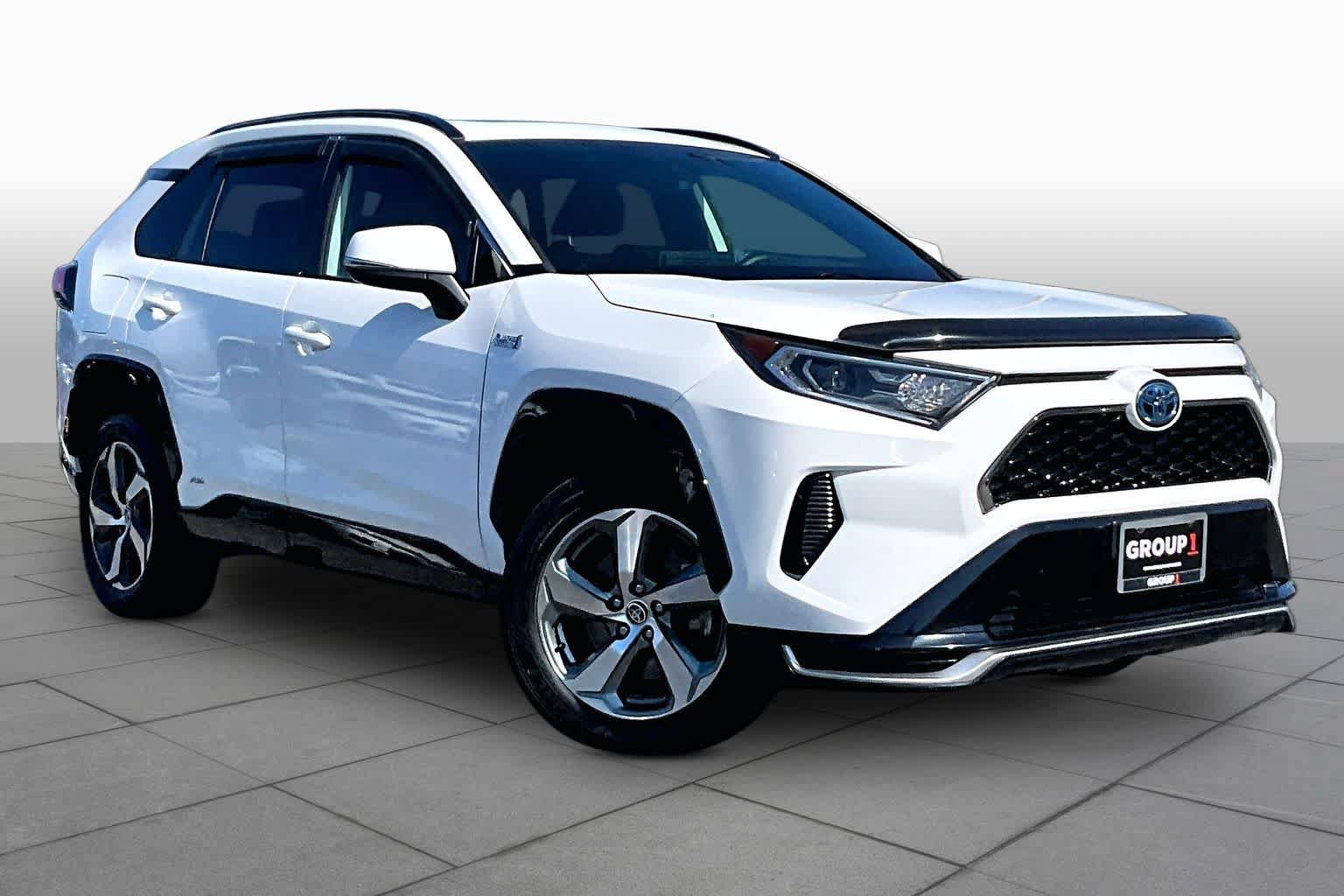 Used 2021 Toyota RAV4 SE w/ Weather & Moonroof Package AWD/4WD image 4