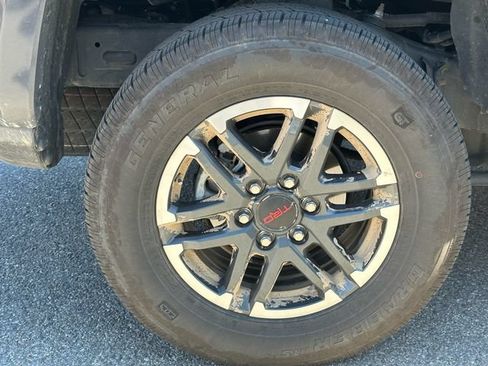 Used 2025 Toyota Tacoma TRD Sport AWD/4WD image 15