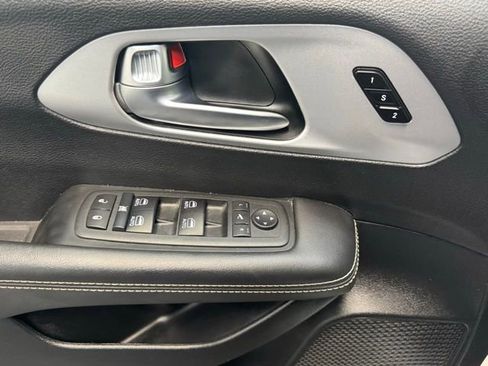 Used 2025 Chrysler Pacifica Limited image 12