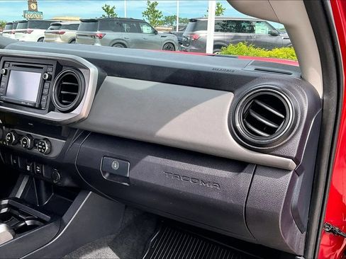 Used 2019 Toyota Tacoma SR5 AWD/4WD image 25