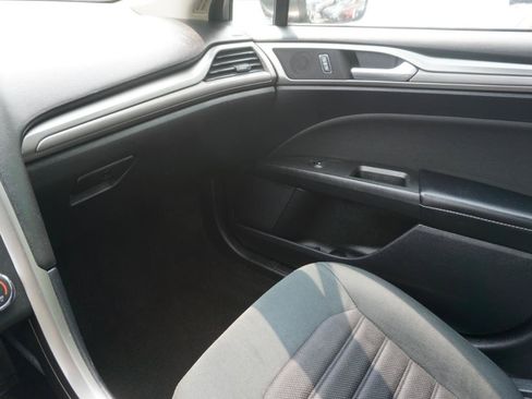 Used 2018 Ford Fusion SE FWD image 18