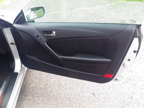 Used 2011 Hyundai Genesis 3.8 RWD image 32