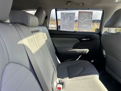 Used 2023 Toyota Highlander XLE image 13