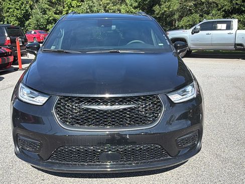 Used 2025 Chrysler Pacifica Limited FWD image 3