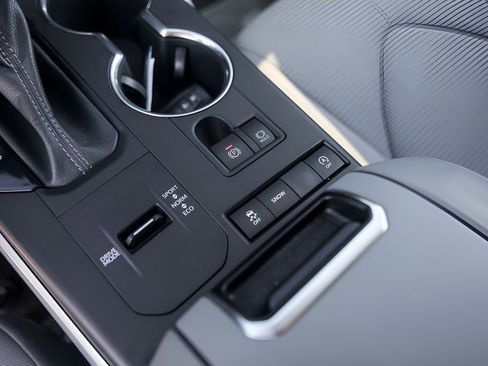 Used 2022 Toyota Highlander L FWD image 24