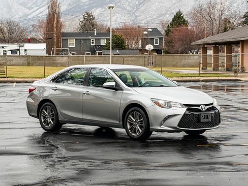 Used 2016 Toyota Camry SE image 3