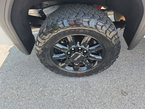 Used 2024 GMC Sierra 2500 AT4 w/ AT4 Premium Plus Package AWD/4WD image 6