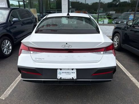 Used 2025 Hyundai Elantra SE FWD image 5