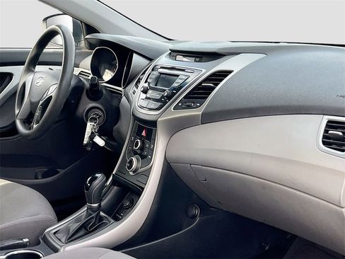 Used 2016 Hyundai Elantra SE image 25