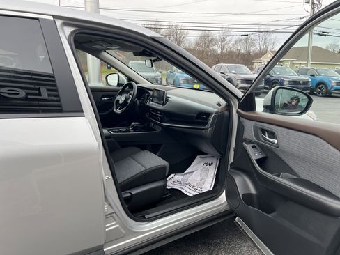 Used 2023 Nissan Rogue SV image 13