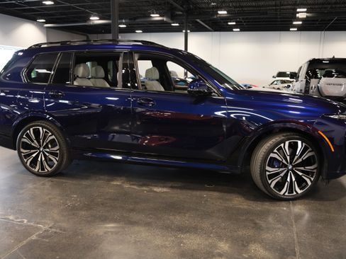 Used 2024 BMW X7 xDrive40i w/ M Sport Package AWD/4WD image 8