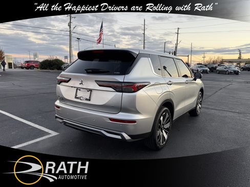 New 2025 Mitsubishi Outlander SE image 9