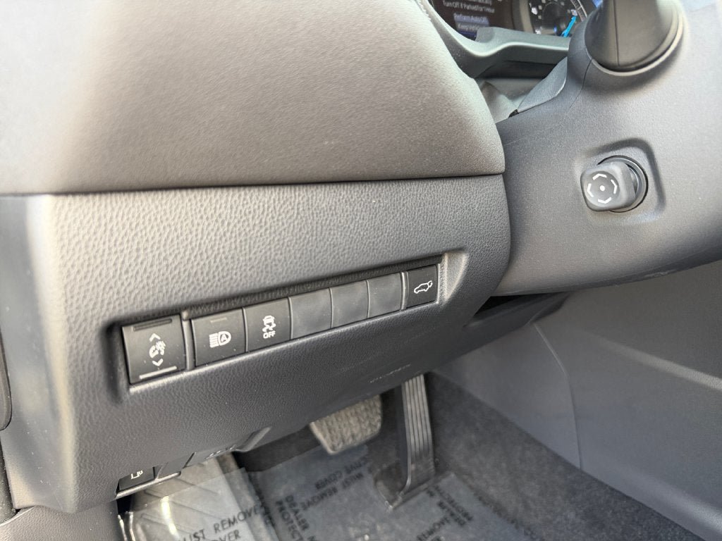 Used 2024 Toyota Venza LE AWD/4WD image 19