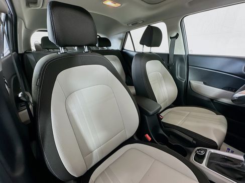 Used 2022 Hyundai Venue SEL image 26