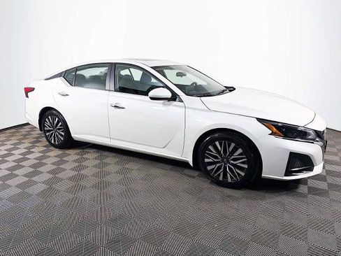 Certified 2023 Nissan Altima 2.5 SV w/ SV Premium Package FWD image 3
