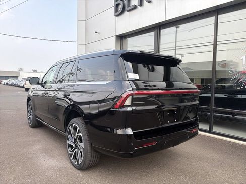 New 2027 Lincoln Navigator Reserve AWD/4WD image 2