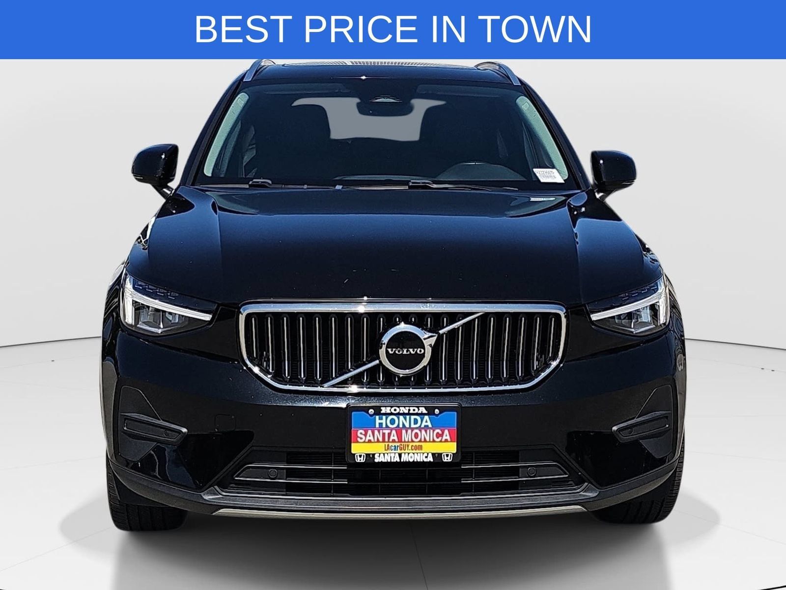 Used 2024 Volvo XC40 B5 Core AWD/4WD image 2