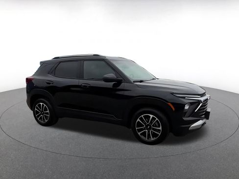 Used 2025 Chevrolet TrailBlazer LT FWD image 2