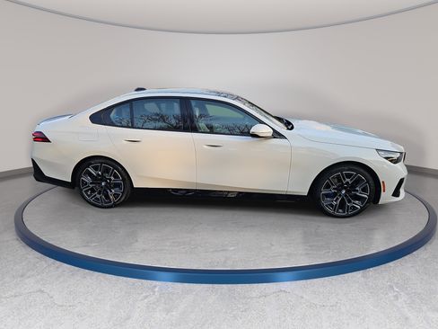 New 2026 BMW 550e xDrive w/ Executive Package AWD/4WD image 4