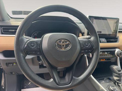 Used 2025 Toyota RAV4 XLE AWD/4WD image 12