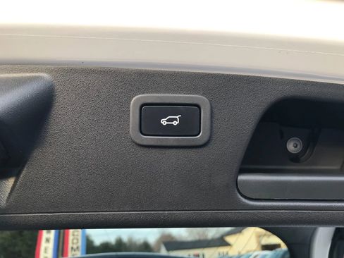 Used 2018 Jaguar E-PACE S image 39